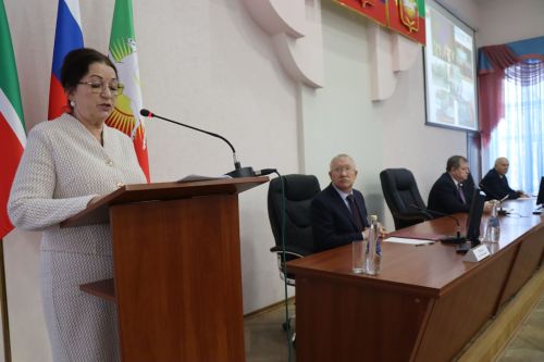 В Нурлате депутат Госдумы Олег Морозов принял участие в планерке и вручил удостоверения ветеранов боевых действий