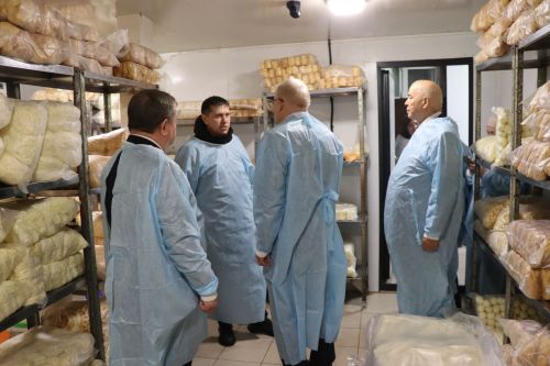 Депутат Госдумы Олег Морозов оценил спортзал школы и производство сыра в Нурлате