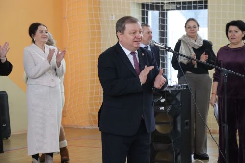 Депутат Госдумы Олег Морозов оценил спортзал школы и производство сыра в Нурлате