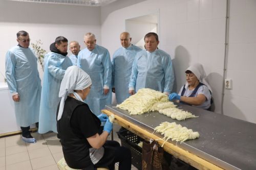 Депутат Госдумы Олег Морозов оценил спортзал школы и производство сыра в Нурлате