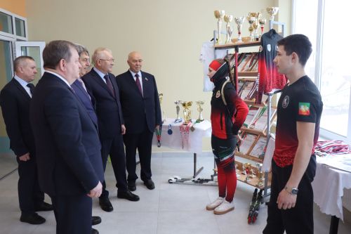 Депутат Госдумы Олег Морозов оценил спортзал школы и производство сыра в Нурлате