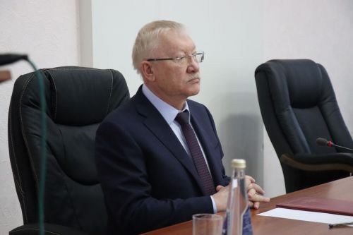 В Нурлате депутат Госдумы Олег Морозов принял участие в планерке и вручил удостоверения ветеранов боевых действий