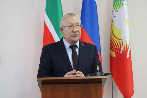 В Нурлате депутат Госдумы Олег Морозов принял участие в планерке и вручил удостоверения ветеранов боевых действий