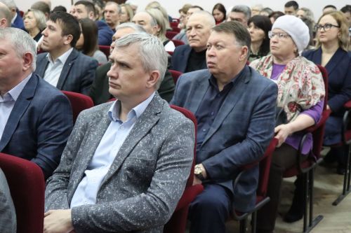 В Нурлате депутат Госдумы Олег Морозов принял участие в планерке и вручил удостоверения ветеранов боевых действий