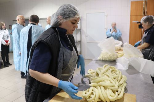 Депутат Госдумы Олег Морозов оценил спортзал школы и производство сыра в Нурлате