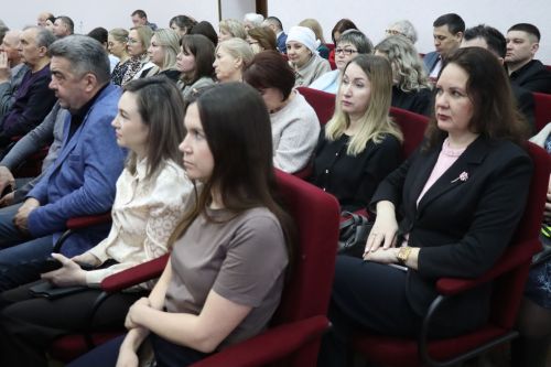 В Нурлате депутат Госдумы Олег Морозов принял участие в планерке и вручил удостоверения ветеранов боевых действий