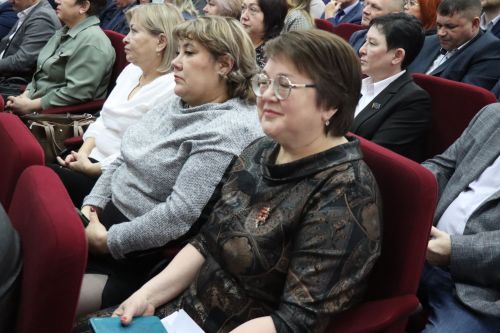 В Нурлате депутат Госдумы Олег Морозов принял участие в планерке и вручил удостоверения ветеранов боевых действий