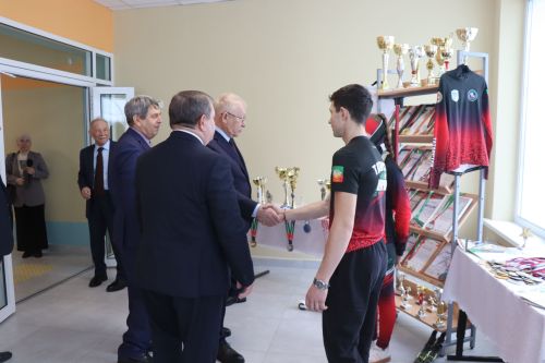Депутат Госдумы Олег Морозов оценил спортзал школы и производство сыра в Нурлате