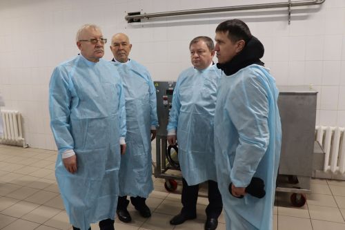 Депутат Госдумы Олег Морозов оценил спортзал школы и производство сыра в Нурлате
