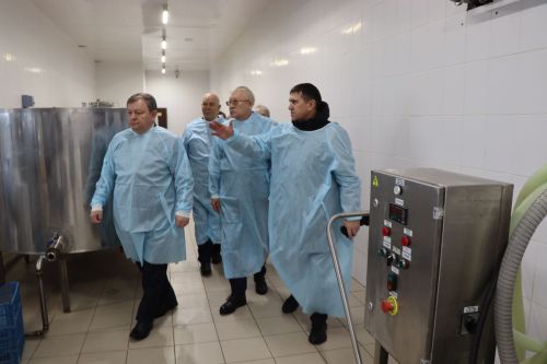 Депутат Госдумы Олег Морозов оценил спортзал школы и производство сыра в Нурлате