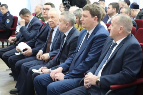 В Нурлате депутат Госдумы Олег Морозов принял участие в планерке и вручил удостоверения ветеранов боевых действий