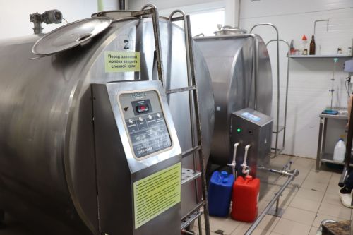 Депутат Госдумы Олег Морозов оценил спортзал школы и производство сыра в Нурлате