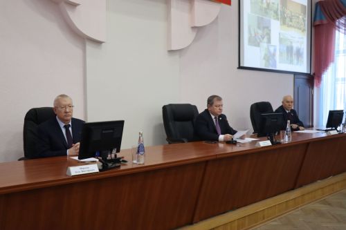 В Нурлате депутат Госдумы Олег Морозов принял участие в планерке и вручил удостоверения ветеранов боевых действий