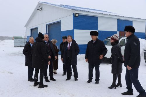 Депутат Госдумы Олег Морозов оценил спортзал школы и производство сыра в Нурлате
