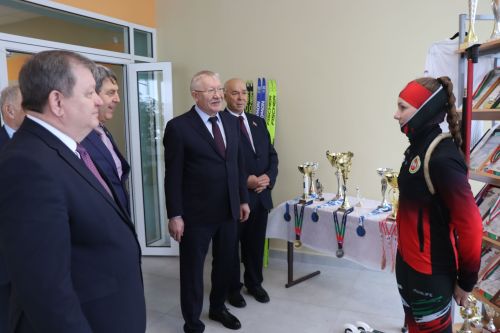Депутат Госдумы Олег Морозов оценил спортзал школы и производство сыра в Нурлате