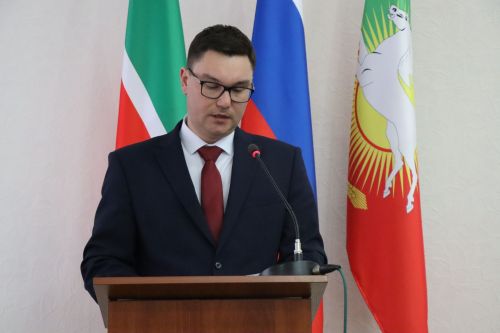 В Нурлате депутат Госдумы Олег Морозов принял участие в планерке и вручил удостоверения ветеранов боевых действий