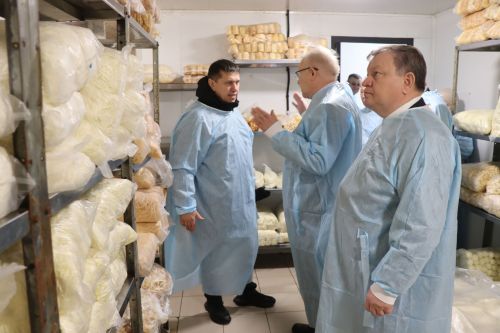 Депутат Госдумы Олег Морозов оценил спортзал школы и производство сыра в Нурлате