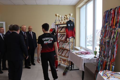 Депутат Госдумы Олег Морозов оценил спортзал школы и производство сыра в Нурлате