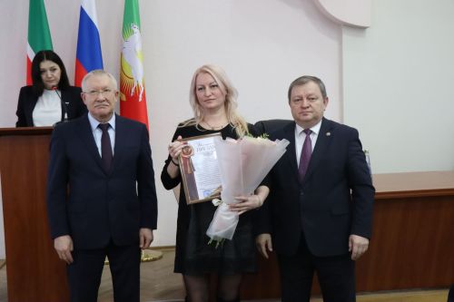 В Нурлате депутат Госдумы Олег Морозов принял участие в планерке и вручил удостоверения ветеранов боевых действий
