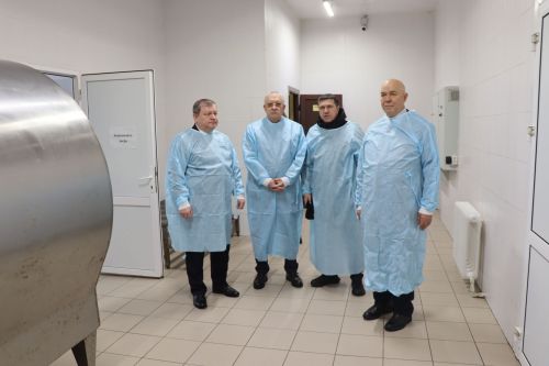 Депутат Госдумы Олег Морозов оценил спортзал школы и производство сыра в Нурлате