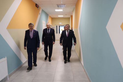 Депутат Госдумы Олег Морозов оценил спортзал школы и производство сыра в Нурлате