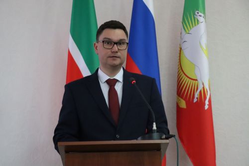 В Нурлате депутат Госдумы Олег Морозов принял участие в планерке и вручил удостоверения ветеранов боевых действий