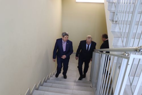 Депутат Госдумы Олег Морозов оценил спортзал школы и производство сыра в Нурлате
