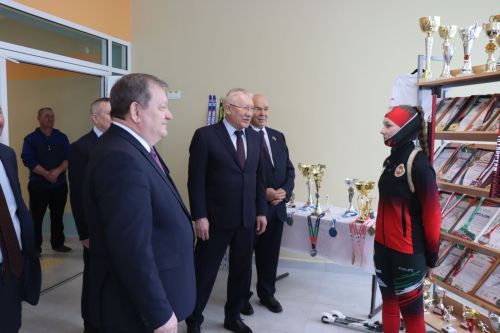 Депутат Госдумы Олег Морозов оценил спортзал школы и производство сыра в Нурлате