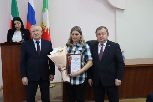В Нурлате депутат Госдумы Олег Морозов принял участие в планерке и вручил удостоверения ветеранов боевых действий