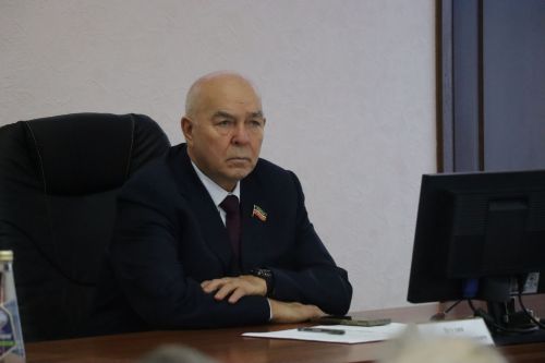 В Нурлате депутат Госдумы Олег Морозов принял участие в планерке и вручил удостоверения ветеранов боевых действий