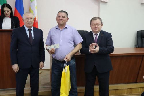В Нурлате депутат Госдумы Олег Морозов принял участие в планерке и вручил удостоверения ветеранов боевых действий