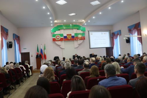 В Нурлате депутат Госдумы Олег Морозов принял участие в планерке и вручил удостоверения ветеранов боевых действий