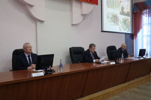 В Нурлате депутат Госдумы Олег Морозов принял участие в планерке и вручил удостоверения ветеранов боевых действий