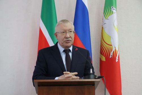 В Нурлате депутат Госдумы Олег Морозов принял участие в планерке и вручил удостоверения ветеранов боевых действий