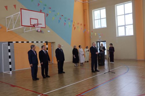 Депутат Госдумы Олег Морозов оценил спортзал школы и производство сыра в Нурлате