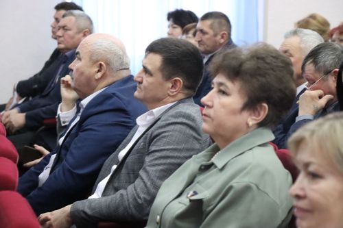 В Нурлате депутат Госдумы Олег Морозов принял участие в планерке и вручил удостоверения ветеранов боевых действий