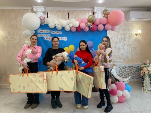 С начала года в Татарстане вручили 244 набора для новорожденных