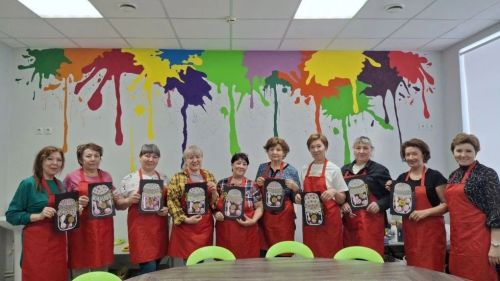 Компотные банки как холсты: в семейном клубе «Нурлы гаиля» серебряные волонтеры встретили весну творчеством