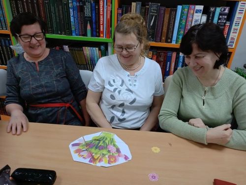 В центральной библиотеке Нурлата женщинам подарили «Мир прекрасной половины»