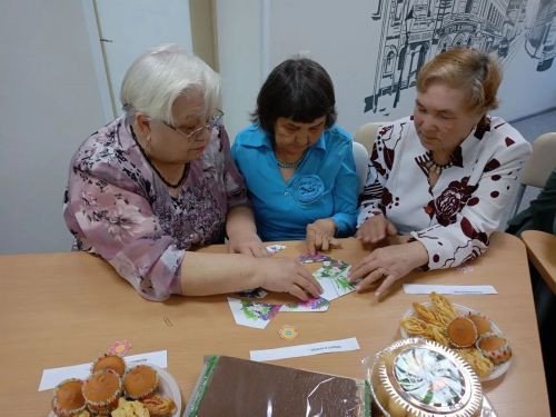 В центральной библиотеке Нурлата женщинам подарили «Мир прекрасной половины»