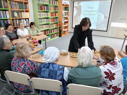 В центральной библиотеке Нурлата женщинам подарили «Мир прекрасной половины»