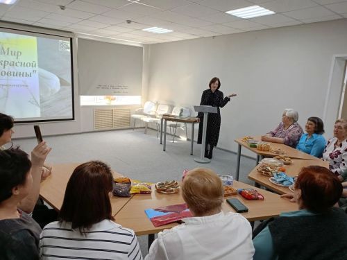 В центральной библиотеке Нурлата женщинам подарили «Мир прекрасной половины»