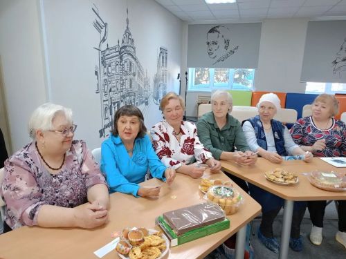 В центральной библиотеке Нурлата женщинам подарили «Мир прекрасной половины»