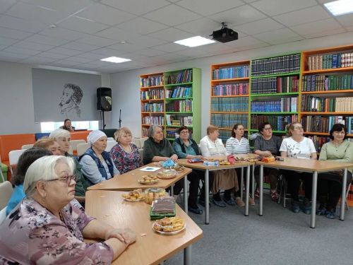 В центральной библиотеке Нурлата женщинам подарили «Мир прекрасной половины»