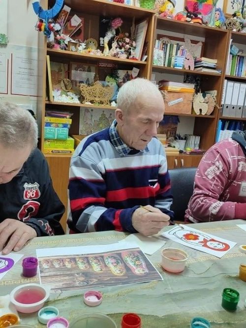 Секреты русской матрешки: творческий мастер-класс прошел в Нурлатском доме-интернате