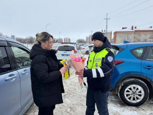 В Нурлате сотрудники Госавтоинспекции поздравили автоледи с 8 Марта, остановив их… букетами цветов