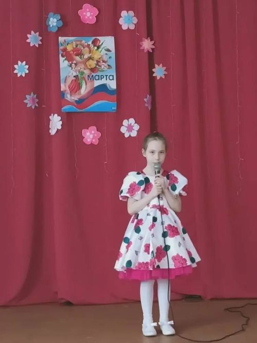 «Весенняя капель» собрала друзей: в Вишневой Поляне поздравили женщин с 8 Марта