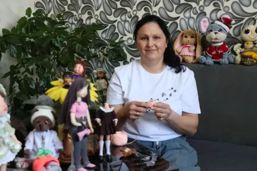 Мастерица из Нурлата Зиля Мухаметгалиева создаёт уникальные вязаные куклы: от талисманов до интерьерных игрушек