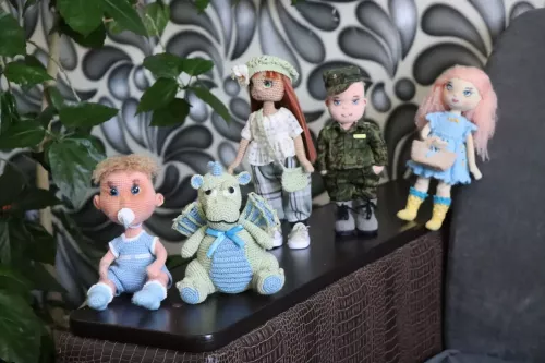 Мастерица из Нурлата Зиля Мухаметгалиева создаёт уникальные вязаные куклы: от талисманов до интерьерных игрушек