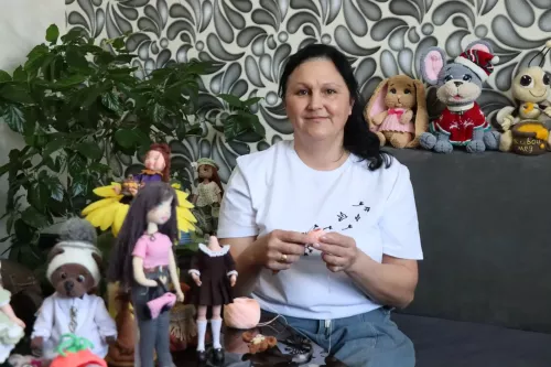 Мастерица из Нурлата Зиля Мухаметгалиева создаёт уникальные вязаные куклы: от талисманов до интерьерных игрушек